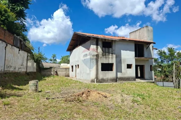 SOBRADO : + - 300M2 ; ÁREA TOTAL DE 1047 M2 ; 6 VAGAS; 3 DORMITÓRIOS ; 1 BANHEIRO; 1 CLOSE