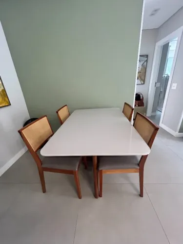 Mesa de jantar com cadeiras