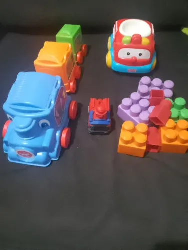 Brinquedos variados+ livros infantil 