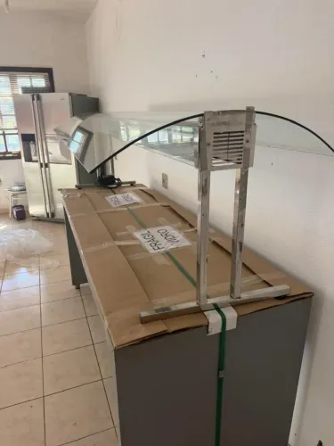 Pista quente e pista fria de buffet self service e diversos utensílios de cozinha