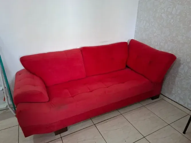 SOFÁ 3 LUGARES VERMELHO EM SUEDE SUPER MACIO E CONSERVADO