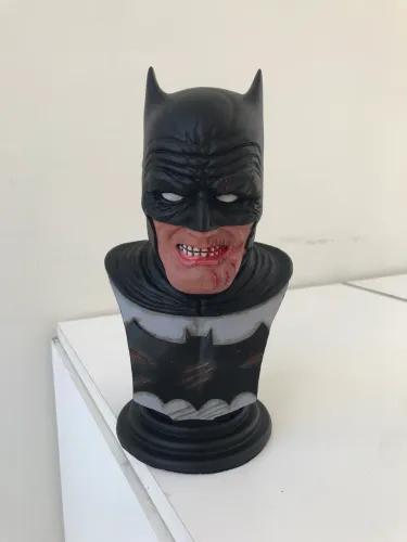 Busto Batman, material resina, altura 20 centímetros.