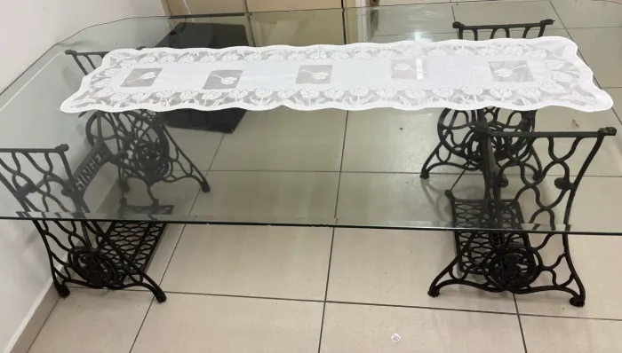 Mesa retrô com vidro bisotê