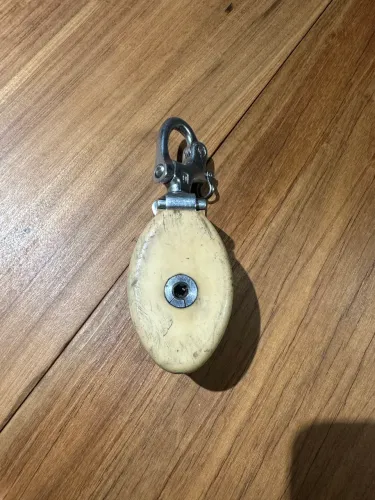 Pasteca Náutica de Abrir (Snatch Block) com Mosquetão Giratório