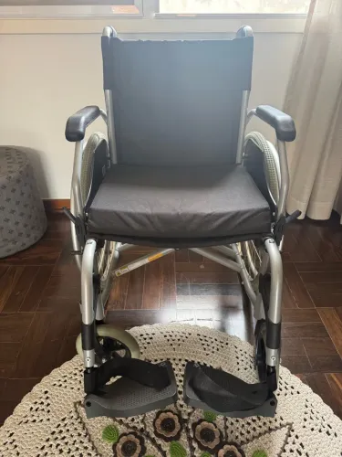 Cadeira de rodas, leve, dobrável, nunca foi usada