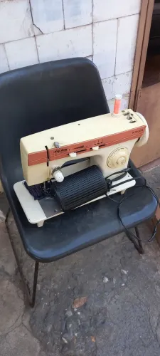 Vendo máquina de costura. Marca Singer zig zagboa conservação funcionando