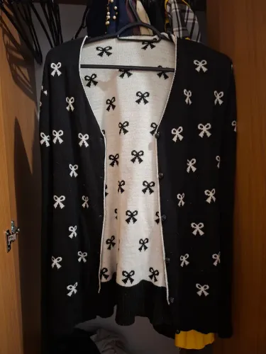 Cardigan Feminino Preto com Laços Brancos