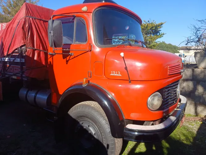 Caminhão Truque Mercedes-Benz L1313 Carroceria Graneleira.