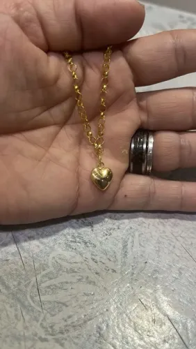 Pulseira feminina de ouro com pingente e corentinha pega ladrão.