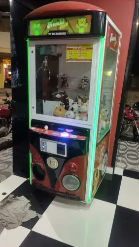 Vende se máquina de pelúcia
