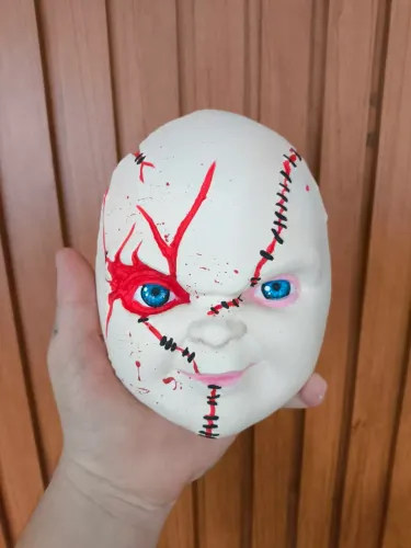 Boneco chucky good Guy rosto cortado 