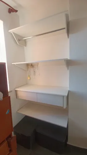 Closet planejado em MDF branco - Excelente estado