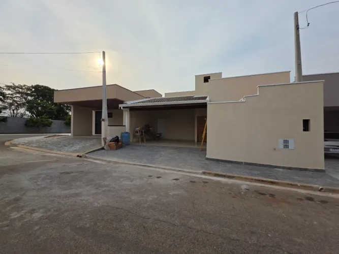 Casa em Condomínio à Venda em Hortolândia-SP - 3 Quartos, 1 Suíte, 3 Salas, 2 Banheiros, 4