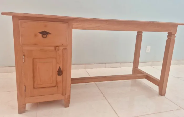 Mesa de escritório em madeira de demolição 
