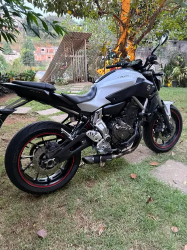 Mt07 com ABS km baixo  pego moto como parte de pagamento 