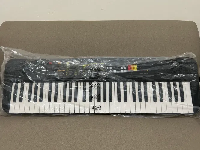 TECLADO YAMAHA PSR - F52 + Fonte + pé + porta partitura - Valor: 750,00