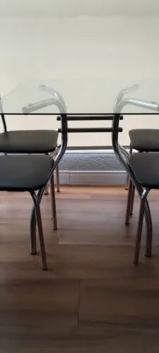 Mesa jantar com tampão de vidro e quatro cadeiras