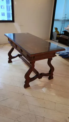 Mesa de Centro Colonial em Madeira Maciça com Tampo de Vidro - Clássica e Sofisticada