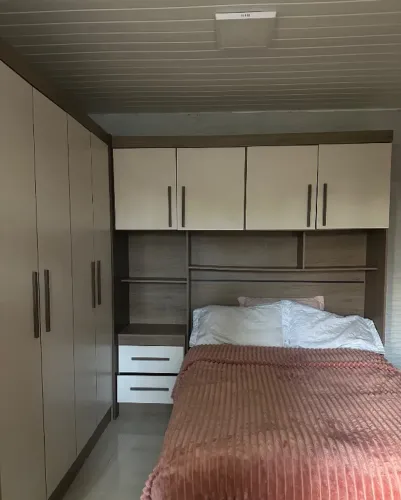 Guarda-roupa e cama de casal