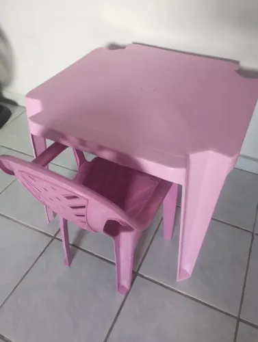 Mesa e cadeira infantil