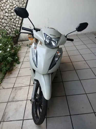 Motos