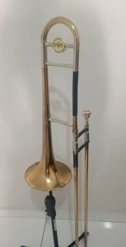 Trombone quasar