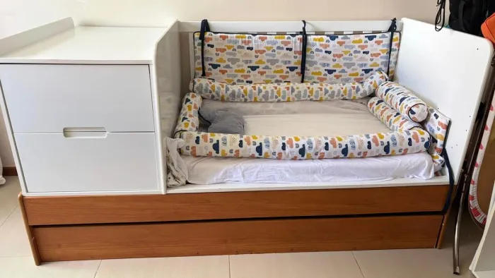 Berço americano com cômoda acoplada