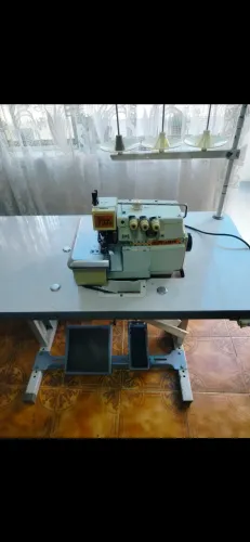 Máquina overloque SIRUBA Modelo 737
