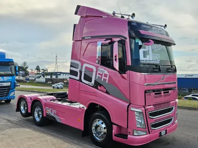 Volvo FH 460 6x2 Globetrotter Ano 2021 Plano Ouro Interna Nova Carenagem Rodas de Alumínio