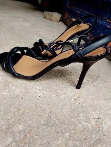 Vende um saltinho preto de bico fino usando pouca vezes número 34
