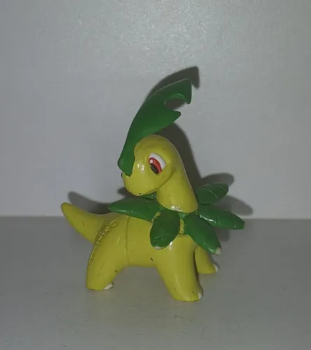 BONECO MINIATURA POKEMON TOMY BAYLEEF