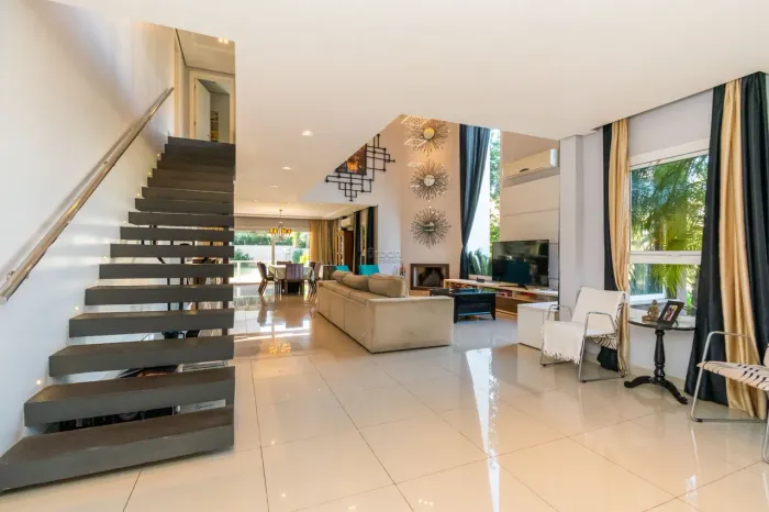 Casa com 4 quartos sendo 3 suítes em Cachoeirinha