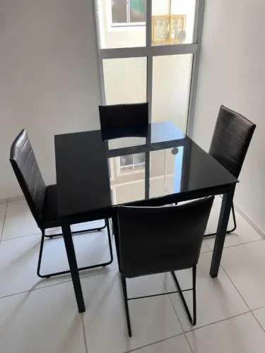 Mesa de jantar com tampo de vidro preto + cadeiras