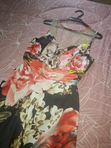 Lindo vestido de festa florido.