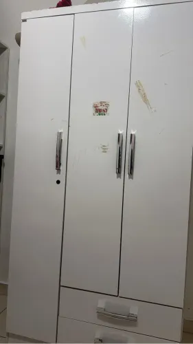 Doando guarda-roupa