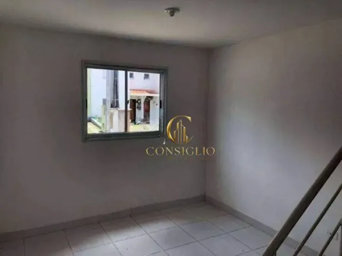 Sobrado em condomínio fechado com 2 dormitórios para alugar, 60 m² por R$ 2.515/mês - Mont