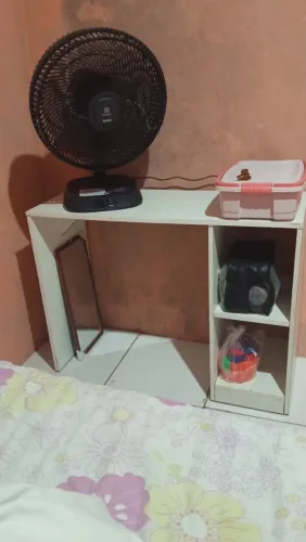 VENDE-SE ESSA MESA PARA MANICURE ?