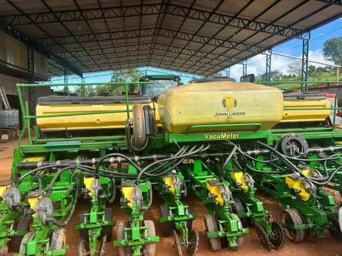 Plantadeira John Deere 12 linhas
