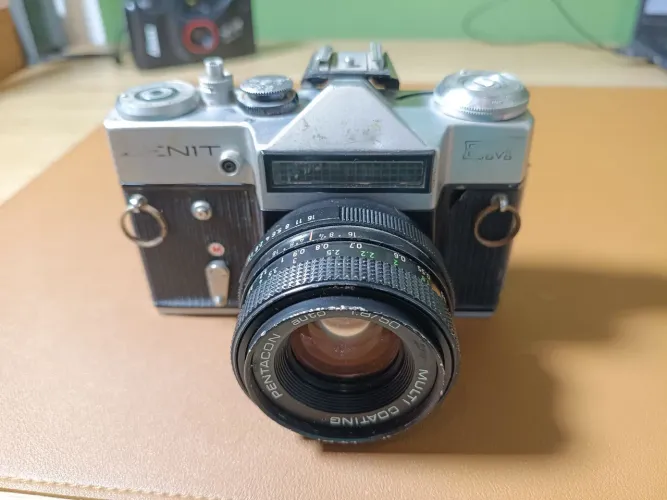 Câmera Analógica Zenit EM + Lente Pentacon 50mm f/1.8 M42