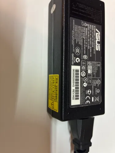 Carregador de notebook da ASUS (fonte de alimentação com cabo)