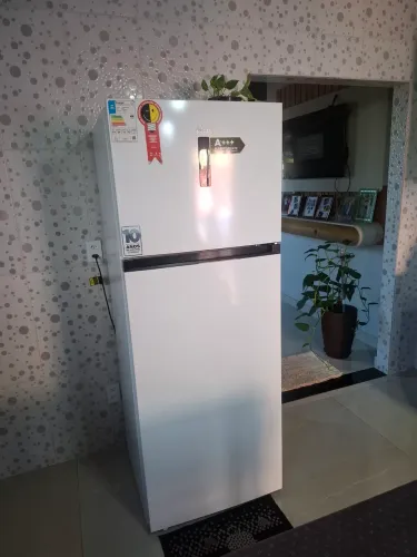 Vendo geladeira e fogão pouco usado em bom estado