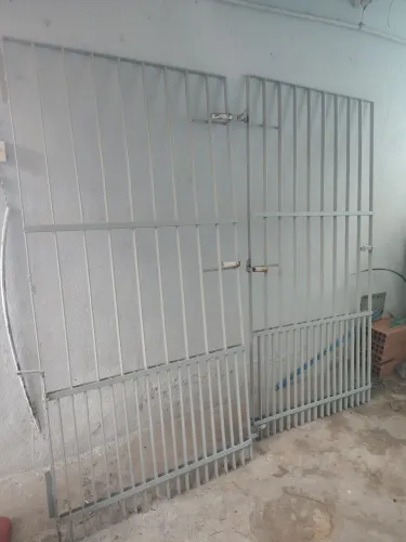 Vende-se 4 Grades de Portões De Ferros Novos