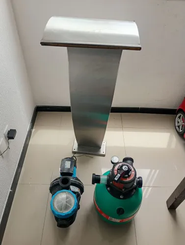 Filtro, bomba e cascata para piscina.