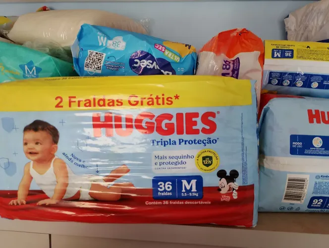 Fralda descartável, infantil tamanho m , tenho 2 pacotes com 36 e 2 com 92