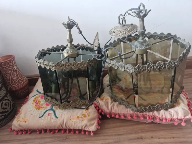 Par de Lustres de Bronze e vidros decorados 