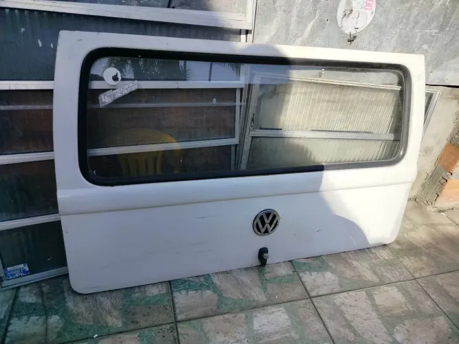 Tampa trazeira de kombi em excelente estado