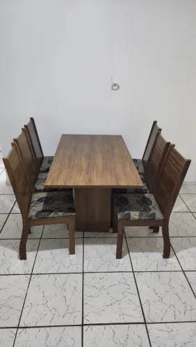 Mesa com 6 cadeiras