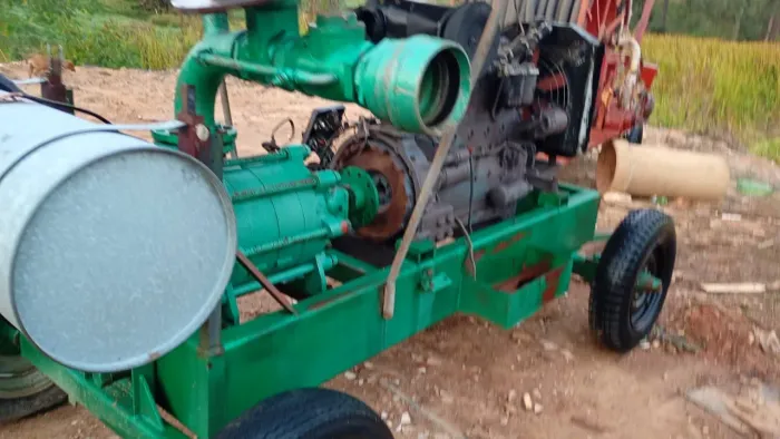 Motor e canos para irrigação 