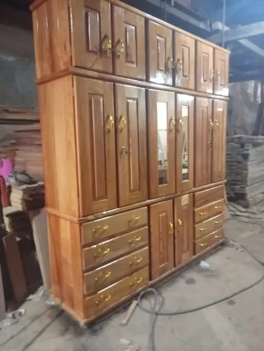 ? GUARDA ROUPA DE 6 PORTAS TODO EM MADEIRA ?