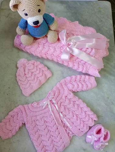 Saída de maternidade em tricô para bebê.